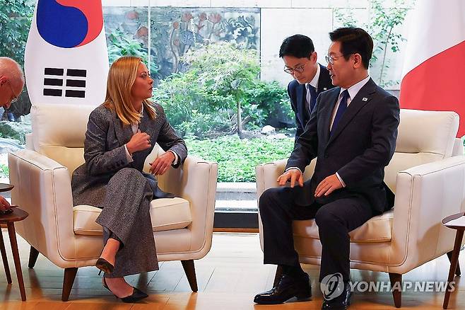 이재명 대통령, 한-이탈리아 정상회담 (뉴욕=연합뉴스) 한상균 기자 = 이재명 대통령과 조르자 멜로니 이탈리아 총리가 24일(현지시간) 미국 뉴욕 주유엔대한민국대표부에서 정상회담을 하고 있다. 2025.9.24 xyz@yna.co.kr
