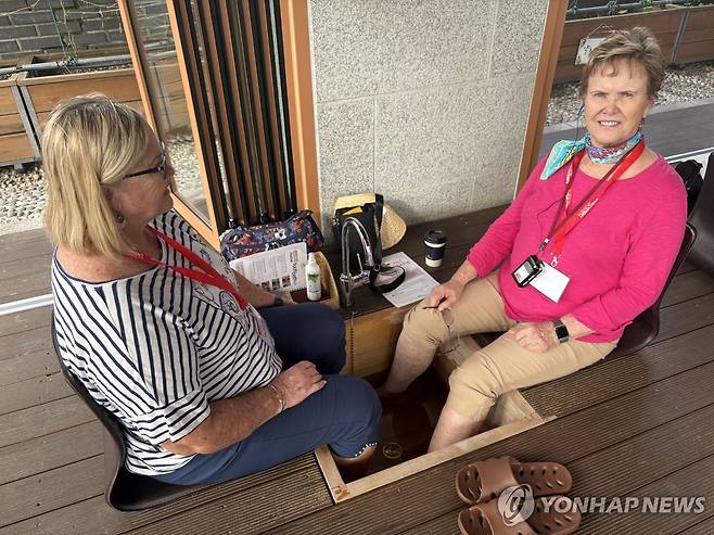 족욕에 만족한 외국인 관광객 (서울=연합뉴스) 최혜정 인턴기자 = 지난 22일 서울 동대문구 서울한방진흥센터에서 미국인 관광객들이 족욕을 즐기고 있다. 2025.9.25