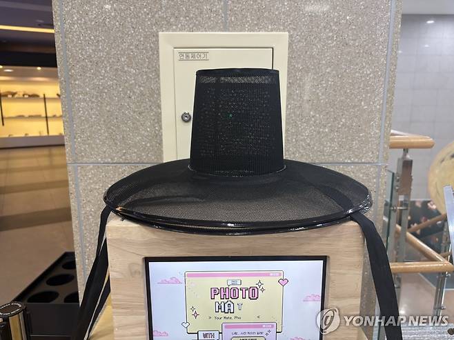 케데헌 보고 오는 관광객 위해…'갓' 쓰고 사진 찍는다 (서울=연합뉴스) 최혜정 인턴기자 = 지난 22일 서울 동대문구 서울한방진흥센터 포토부스 위에는 케데헌을 보고 오는 관광객을 위해 갓이 준비돼 있다. 2025.9.25