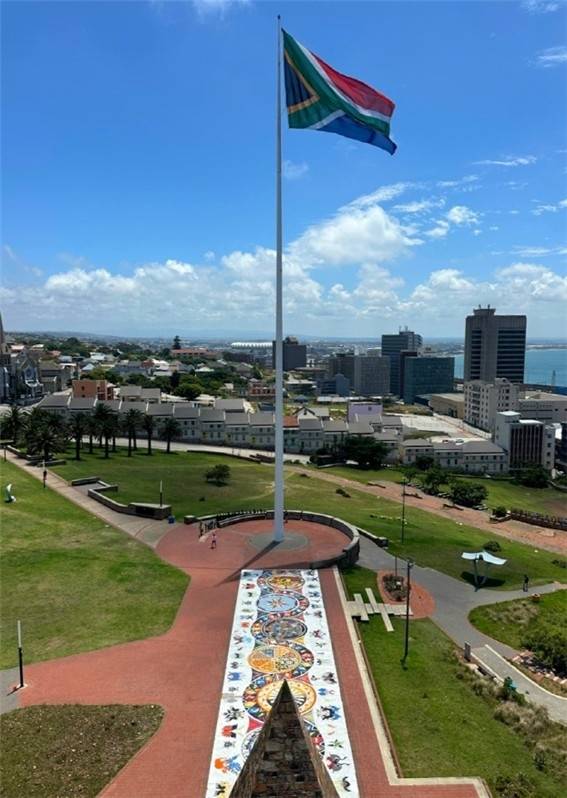 영국 식민지 시절 초대 총독이었던 돈킨 경(Sir Rufane Donkin) 이름을 딴 돈킨 리저브(Donkin Reserve)에 게양된 남아공 최대 국기[이은별 제공. 재판매 및 DB 금지]