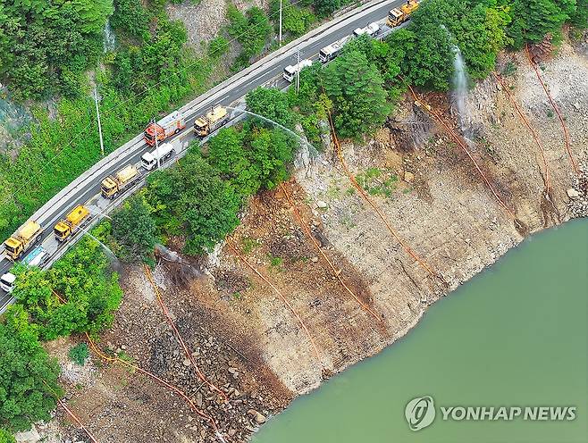 강릉 오봉저수지에 물 붓는 살수차들 (강릉=연합뉴스) 지난 9일 강원 강릉시 오봉저수지에서 육·해·공군과 소방, 전국 지자체 및 기관이 지원한 살수차들이 수위를 높이고자 물을 쏟아붓고 있다. [연합뉴스 자료사진]