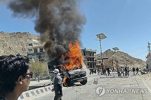 인도 라다크서 시위대 방화로 불에 탄 경찰차 [AFP 연합뉴스. 재판매 및 DB 금지]