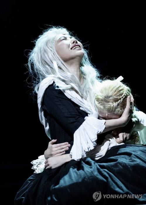 뮤지컬 '마리 앙투아네트' 중 한 장면  [EMK뮤지컬컴퍼니 제공. 재판매 및 DB금지]