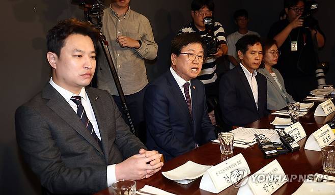 교원단체와 간담회 하는 최교진 교육부 장관 (서울=연합뉴스) 김인철 기자 = 최교진 부총리 겸 교육부 장관(왼쪽 두번째)이 24일 서울 영등포구의 한 식당에서 열린 교육부-교원단체 오찬 간담회에서 발언하고 있다. 2025.9.24 yatoya@yna.co.kr