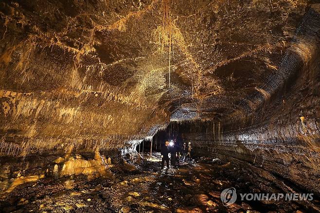 '세계 최고 지하 비경' 제주 용천동굴 (제주=연합뉴스) 박지호 기자 = 국가유산 방문의 해를 맞아 제주시 구좌읍 월정리 용천동굴이 25일 제주도 세계유산본부 안내로 언론에 특별공개됐다. 
    사진은 이날 용천동굴 내부의 모습. 2025.9.25 jihopark@yna.co.kr