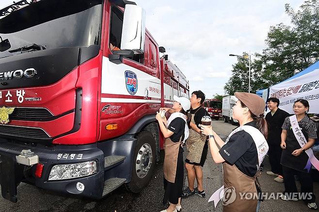 강릉로컬카페, 운반급수 지원 군·소방 등에 간식 지원 [연합뉴스 자료사진]