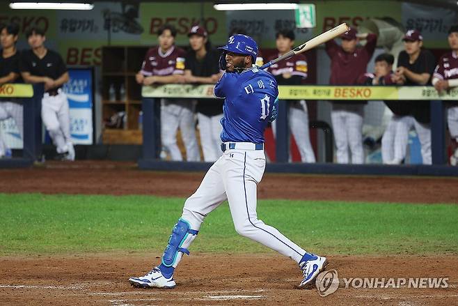 삼성 디아즈 '최다타점' (대구=연합뉴스) 김현태 기자 = 25일 대구 삼성라이온즈파크에서 열린 프로야구 키움과 삼성의 경기. 5회 말 1사 주자 3루 상황에서 타석에 들어선 삼성 디아즈가 2루타를 치며 1타점을 올리고 있다. 디아즈는 이 타점을 보태며 KBO 한 시즌 최다인 147타점 신기록의 주인공이 됐다. 2025.9.25 mtkht@yna.co.kr