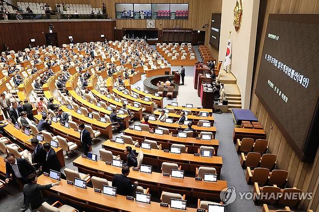 정부조직법 일부개정법률안 제안설명 하는 신정훈 행안위원장 (서울=연합뉴스) 김주성 기자 = 25일 국회 본회의에서 더불어민주당 소속 신정훈 행정안전위원장이 정부조직법  일부개정법률안에 대한 제안설명을 하고 있다. 2025.9.25 utzza@yna.co.kr