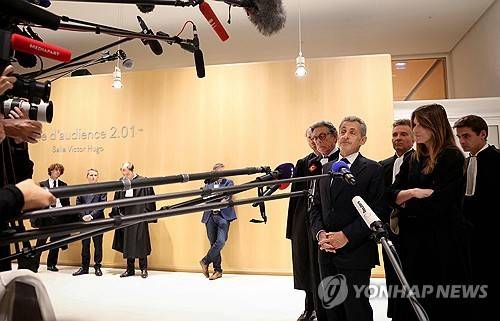 1심 선고 후 법정에서 나와 항소 뜻 밝히는 사르코지 전 대통령 [AFP 연합뉴스 자료사진. 재판매 및 DB 금지]