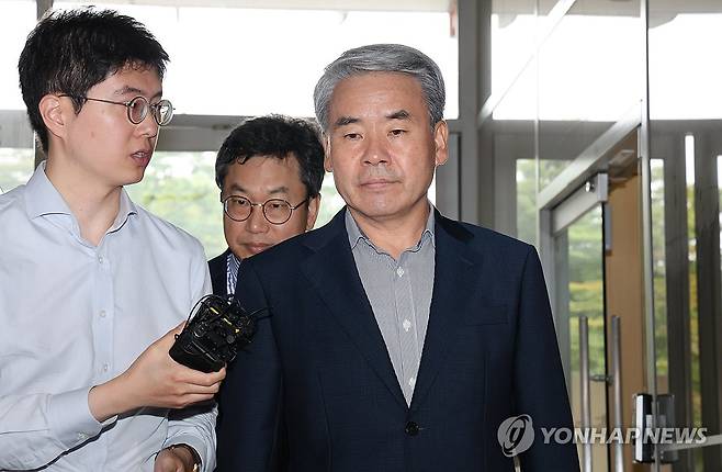 '수사 외압' 이종섭 전 국방장관, 해병특검 출석 (서울=연합뉴스) 임화영 기자 = 이종섭 전 국방부 장관이 25일 채상병 사건 수사 외압·은폐 의혹 관련 피의자 조사를 받기 위해 서울 서초구 이명현 순직해병 특별검사팀 사무실에 출석하고 있다. 2025.9.25 hwayoung7@yna.co.kr