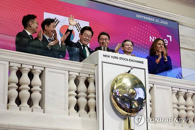 이재명 대통령, 뉴욕 증권거래소 방문 (뉴욕=연합뉴스) 한상균 기자 = 이재명 대통령이 25일(현지시간) 미국 뉴욕 증권거래소에서 개장을 알리는 버튼을 누른 뒤 손을 흔들고 있다. 2025.9.25 xyz@yna.co.kr