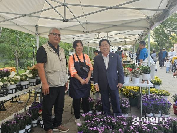 정원박람회에 참가한 화훼농가를 방문한 주광덕 시장.  2025.9.26 남양주/이종우기자 ljw@kyeongin.com