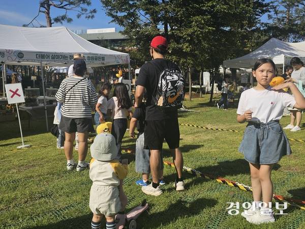 정원박람회를 방문한 가족이 함께  퀴즈대회에 참여하고 있다.  2025.9.26 남양주/이종우기자 ljw@kyeongin.com