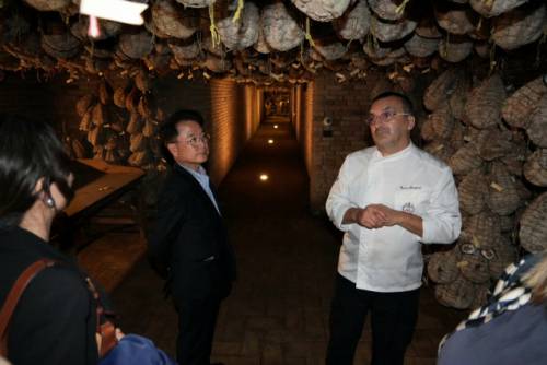 ◇육동한 춘천시장이 지난 25일(현지 시간) 이탈리아 파르마시 공식 환영 만찬 이후 엔리코 베르곤치 파르마 퀄리티레스토랑 협회장의 안내로 프로슈토 저장고를 둘러보고 있다.