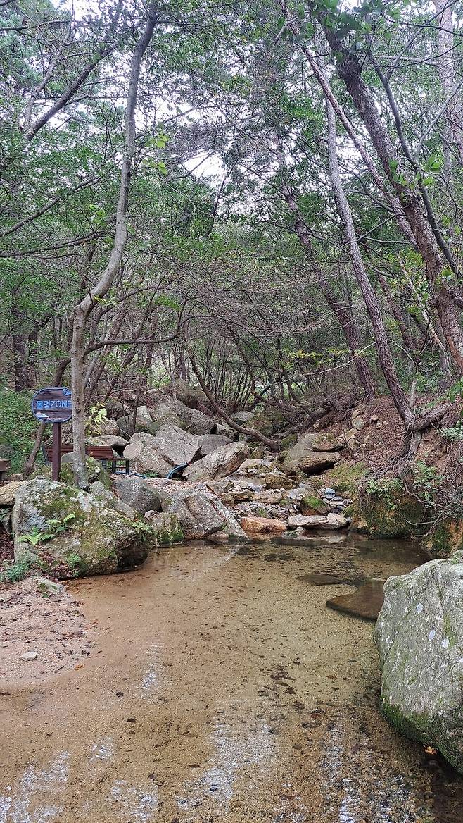 사시사철 마르지 않는 옥류천 계곡물 소리를 들으면서 평탄한 길을 따라 동축사까지 이어진다.