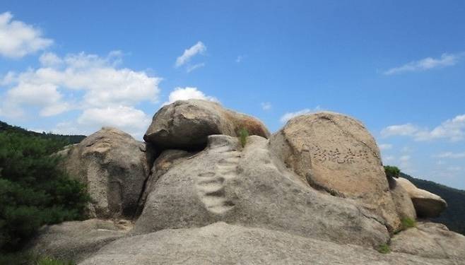동축사 뒤편에 위치한 관일대(觀日臺)는 오래 전부터 일출 명소로 유명했으며, 바위 한쪽에는 '부상효채(扶桑曉彩)'라는 글씨가 또렷히 새겨져 있다. "해 떠오르는 동쪽 바다에 상상의 뽕나무가 어리는 모습"이란 뜻으로 조선시대 감목관 원유영의 필채다.