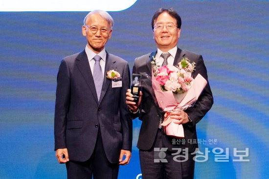 ▲ 2025 한국경영대상에서 이영호 S-OIL 영업전략부문장과 김영기 산업정책연구원장이 기념 촬영을 하고 있다. S-OIL 제공