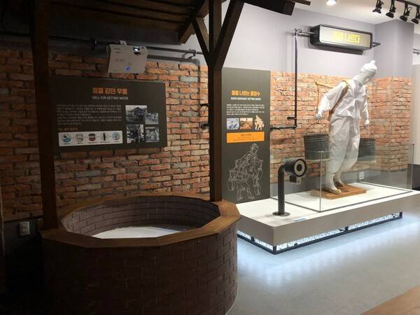 수도박물관에 재현한 수도시설이 생기기 전에 물 긷는 모습.