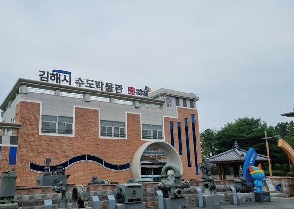 김해시 수도박물관 앞에 펌프들이 보인다.