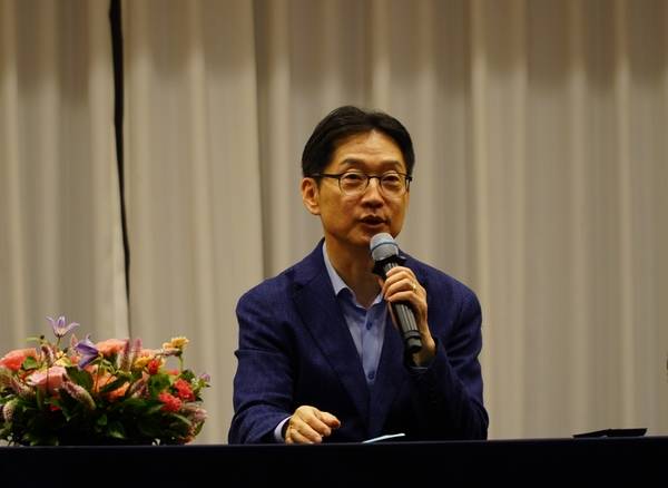 김경수 지방시대위원회 위원장은 지난 25일 한국토지주택공사(LH) 진주본사 대강당에서 LH 진주 이전 10주년 기념 '5극 3특 균형성장 전략' 특별강연을 했다. /허귀용 기자