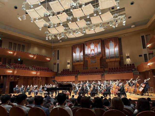 25일 오후 7시(현지시간) 대구시립교향악단 일본 투어의 무대가 열린 오사카 더 심포니홀 공연 전 내부 사진. 최현정 기자