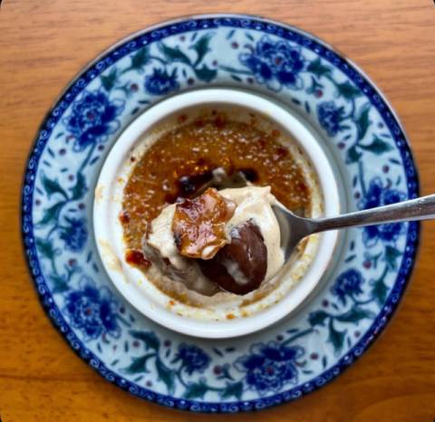 말란드로의 시나몬 밤 크렘브륄레.