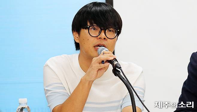 강보배 제주사회적경제네트워크 정책연구센터장이 26일 제주특별자치도의회 도민카페에서 열린 제주의소리 경제 특별기획 세미나에서 발언을 하고 있다. ⓒ제주의소리