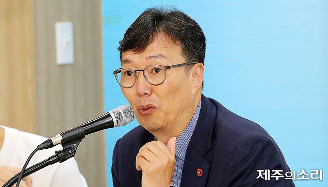 이남근 제주도의원이 26일 제주특별자치도의회 도민카페에서 열린 제주의소리 경제 특별기획 세미나에서 발언을 하고 있다. ⓒ제주의소리