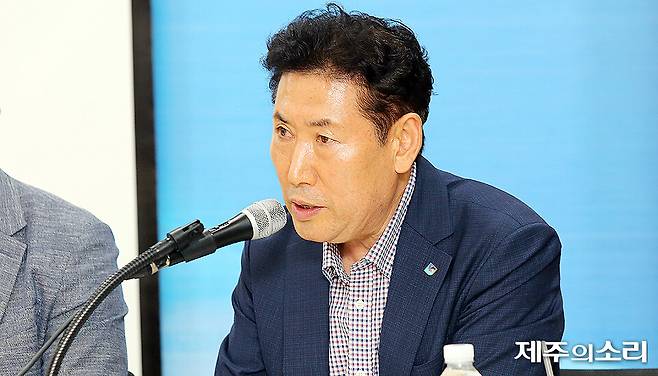 고정호 제주도상인연합회장이 26일 제주특별자치도의회 도민카페에서 열린 제주의소리 경제 특별기획 세미나에서 발언을 하고 있다. ⓒ제주의소리