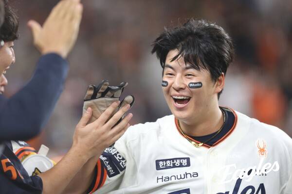 세이프가 선언된 뒤 환하게 웃는 노시환. (사진=한화 이글스)