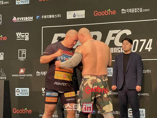 (왼쪽부터)허재혁과 금광산이 26일 서울 서대문구 스위스 그랜드 호텔에서 열린 ROAD FC 074 공식 계체량에 참석했다.