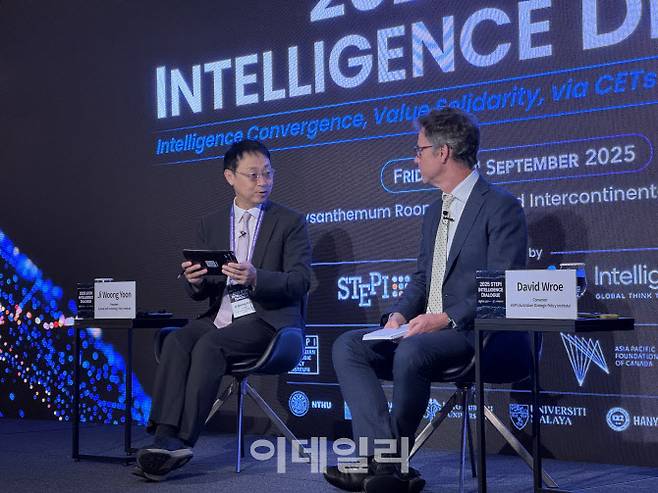 (왼쪽부터) 윤지웅 STEPI 원장과 데이비드 로우 ASPI 의장이 26일 서울 강남구 그랜드 인터컨티넨탈 파르나스 호텔에서 열린 ‘2025 STEPI 인텔리전스 다이얼로그(Intelligence Dialogue)’ 행사에서 대담을 진행하고 있다. (사진=권하영 기자)