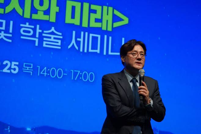 홍익표 전 더불어민주당 원내대표가 25일 서울 종로 노무현시민센터에서 열린 포럼 ‘도시와 미래’ 창립대회에서 인사말을 하고 있다. (사진=도시와미래)