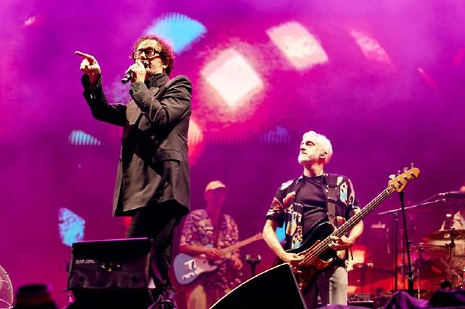 ‘2025 인천 펜타포트 록 페스티벌’ 무대에 오른 영국 밴드 펄프의 자비스 코커.(사진=인천 펜타포트 록 페스티벌)