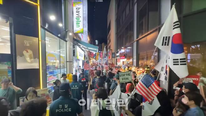 반중집회 참가자의 서울 중구 명동거리 행진 모습(사진=자유대학 유튜브 갈무리)