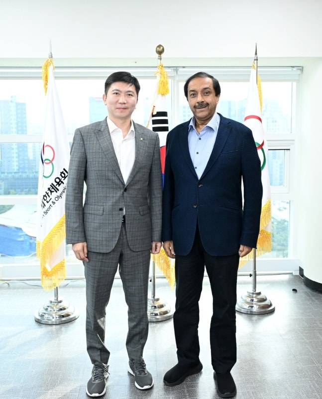 유승민 회장과 타얍 이크람 국제하키연맹 회장