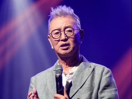 개그맨 전유성.