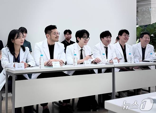 송미령 농식품부 장관은 25일 넬동물의료센터를 찾아 의료진을 격려했다(동물병원 제공). ⓒ 뉴스1