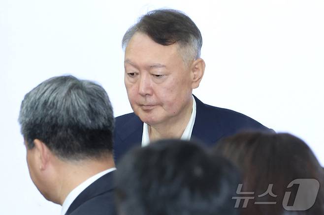 윤석열 전 대통령이 26일 서울 서초구 서울중앙지법에서 열린 특수공무집행방해, 직권남용 권리행사방해 등 혐의 사건 첫 공판에 출석하고 있다. 2025.9.26/뉴스1 ⓒ News1 사진공동취재단