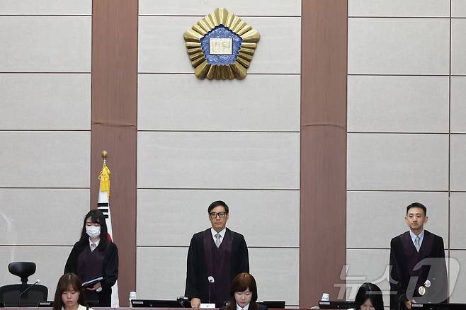 윤석열 전 대통령의 특수공무집행방해, 직권남용 권리행사방해 등 혐의 사건 첫 공판이 열린 26일 서울 서초구 서울중앙지법에서 백대현 부장판사가 대법정에 들어서고 있다. 2025.9.26/뉴스1 ⓒ News1 사진공동취재단