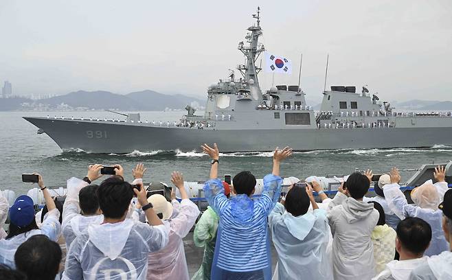 25일 부산 인근 해상에서 개최된 '2025 대한민국해군 관함식'에서 대형수송함 마라도함에 편승한 국민 참여단이 해군 함정들이 실시하는 해상사열을 관람하고 있다.(해군 제공)