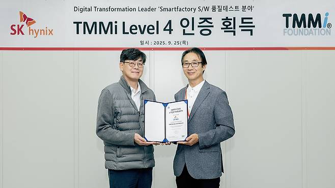 TMMi 레벨 4 인증서 수여식 행사를 진행하는 SK하이닉스 정유인 부사장(왼쪽)과 STA 권원일 대표(SK하이닉스 제공). ⓒ 뉴스1