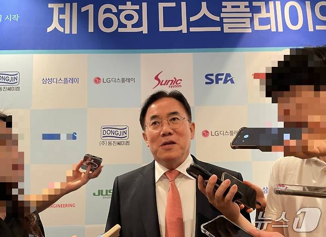 정철동 LG디스플레이 대표이사 사장이 26일 서울 송파구 롯데호텔월드에서 열린 '제16회 디스플레이의 날 기념식'에 참석하기 전 기자들과 질답하고 있다.(LG디스플레이 제공)