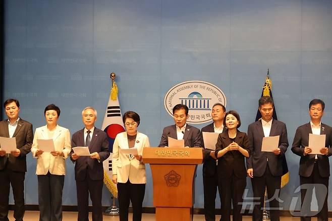 더불어민주당 호남지역 국회의원들이 26일 국회에서 '호남에선 불 안 나나'라고 한 국민의힘 의원의 발언을 규탄하고 있다. (권향엽 의원실 제공) 2025.9.26 ⓒ News1