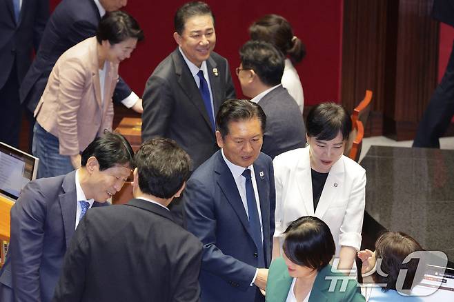 정청래 더불어민주당 대표와 김병기 원내대표가 26일 서울 여의도 국회에서 열린 제429회 국회(정기회) 9차 본회의에서 검찰청 폐지를 골자로 한 정부조직법 일부개정법률안(대안)에 대한 무제한토론(필리버스터) 종결동의의 건의 투표를 마친 후 자리로 돌아가고 있다. 2025.9.26/뉴스1 ⓒ News1 신웅수 기자