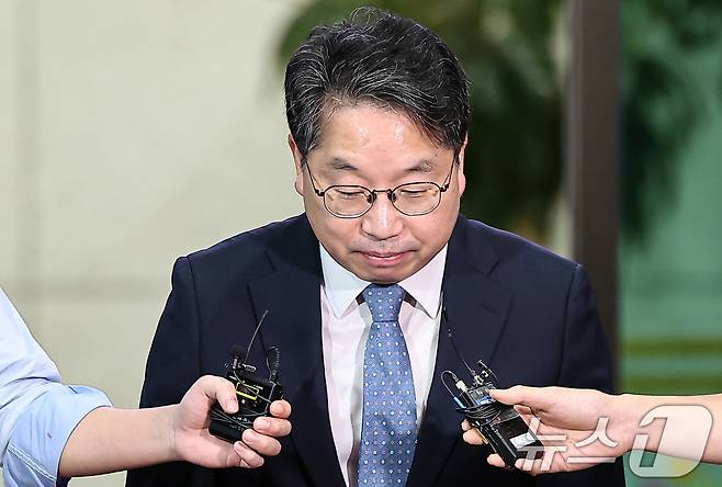 노만석 검찰총장 직무대행이 26일 서울 서초구 대검찰청에서 퇴근하며 검찰청 폐지를 골자로 하는 정부조직법 개정안 국회 본회의 통과에 대한 입장을 밝힌 후 청사를 나서고 있다. ⓒ News1 김도우 기자