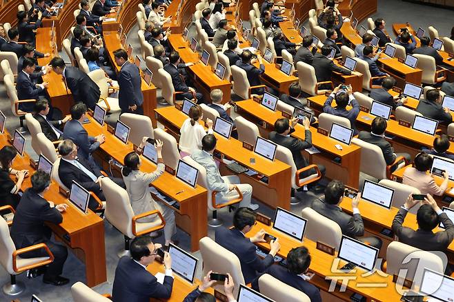 26일 서울 여의도 국회에서 열린 제429회국회(정기회) 9차 본회의에서 검찰청 폐지를 골자로 한 정부조직법 개정안이 통과되자 의원들이 스마트폰으로 사진을 남기고 있다. 2025.9.26/뉴스1 ⓒ News1 신웅수 기자