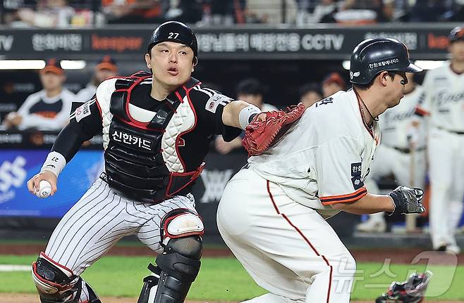 26일 오후 대전 한화생명 볼파크에서 열린 프로야구 '2025 신한 SOL뱅크 KBO 리그' LG 트윈스와 한화 이글스의 경기, 6회말 1사 2,3루 한화 하주석 번트 때 런다운에 걸렸던 3루 주자 노시환이 득점에 성공하고 있다. 2025.9.26/뉴스1 ⓒ News1 김진환 기자