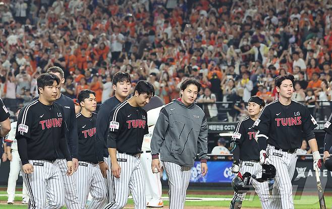 26일 오후 대전 한화생명 볼파크에서 열린 프로야구 '2025 신한 SOL뱅크 KBO 리그' LG 트윈스와 한화 이글스의 경기, 1대4로 역전패 한 LG 선수들이 아쉬운 표정을 지으며 그라운드를 빠져나가고 있다. 2025.9.26/뉴스1 ⓒ News1 김진환 기자