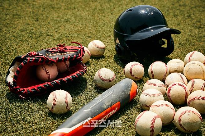야구장비가 그라운드에 놓여있다.  사진 | 스포츠서울 DB